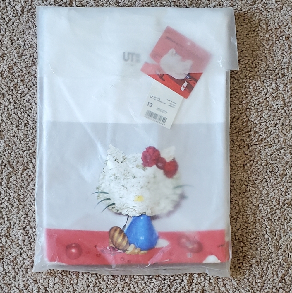 Uniqlo Hello Kitty artsy tee